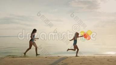 两个姐妹在海滩上一起玩。 一个女孩跑着跑着，手里<strong>拿</strong>着<strong>气球</strong>